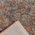 Achterkant hoek aanzicht van het vloerkleed HALVOR Klein in de kleuren Terracotta / Rood, gemaakt van Polyester.