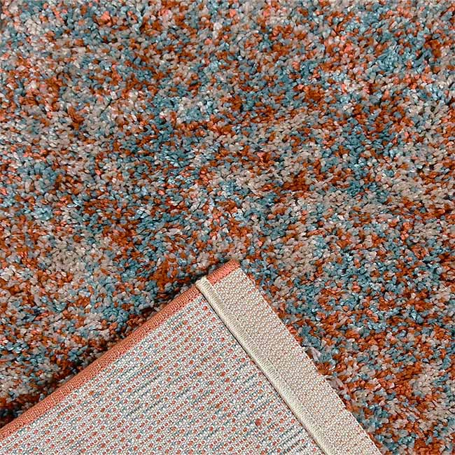 Achterkant hoek aanzicht van het vloerkleed HALVOR Klein in de kleuren Terracotta / Rood, gemaakt van Polyester.