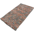 Diagonaal aanzicht van het vloerkleed HALVOR Klein in de kleuren Terracotta / Rood, gemaakt van Polyester.