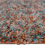 Zijkant detail aanzicht van het vloerkleed HALVOR Klein in de kleuren Terracotta / Rood, gemaakt van Polyester.