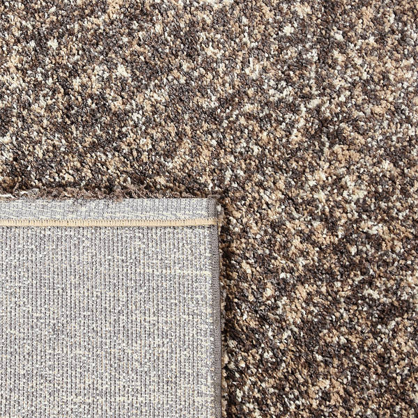 Achterkant hoek aanzicht van het vloerkleed HALVOR in de kleur Taupe, gemaakt van Polyester.