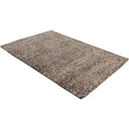 Diagonaal aanzicht van het vloerkleed HALVOR in de kleur Taupe, gemaakt van Polyester.