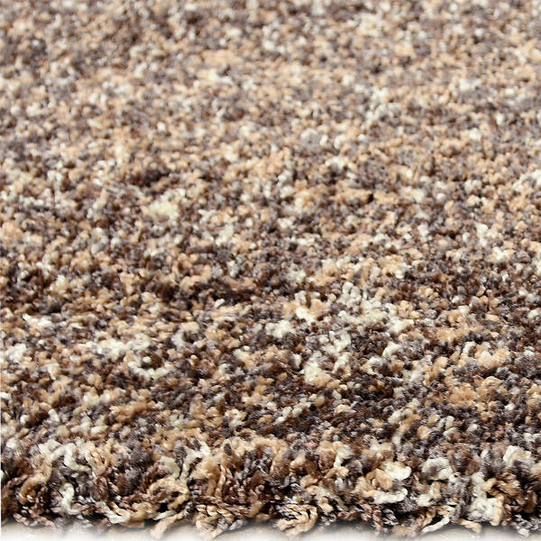 Zijkant detail aanzicht van het vloerkleed HALVOR in de kleur Taupe, gemaakt van Polyester.