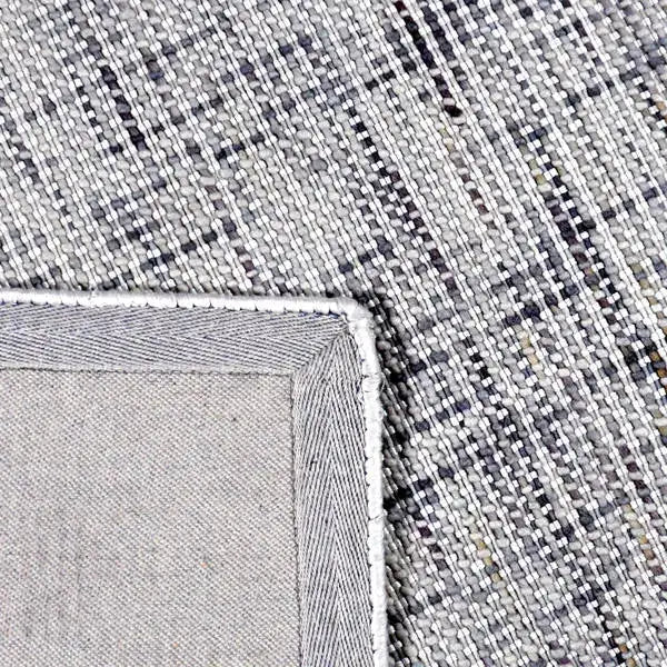 Achterkant hoek aanzicht van het vloerkleed HARLEN in de kleur Beige, gemaakt van Wol en Polyester mix.