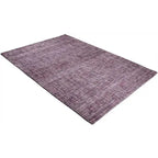 Diagonaal aanzicht van het vloerkleed HARLEN in de kleur Plum, gemaakt van Wol en Polyester mix.
