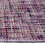 Zijkant detail aanzicht van het vloerkleed HARLEN in de kleur Plum, gemaakt van Wol en Polyester mix.