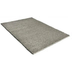 Diagonaal aanzicht van het vloerkleed HAYLOR in de kleur Grijs, gemaakt van 100% Wol.