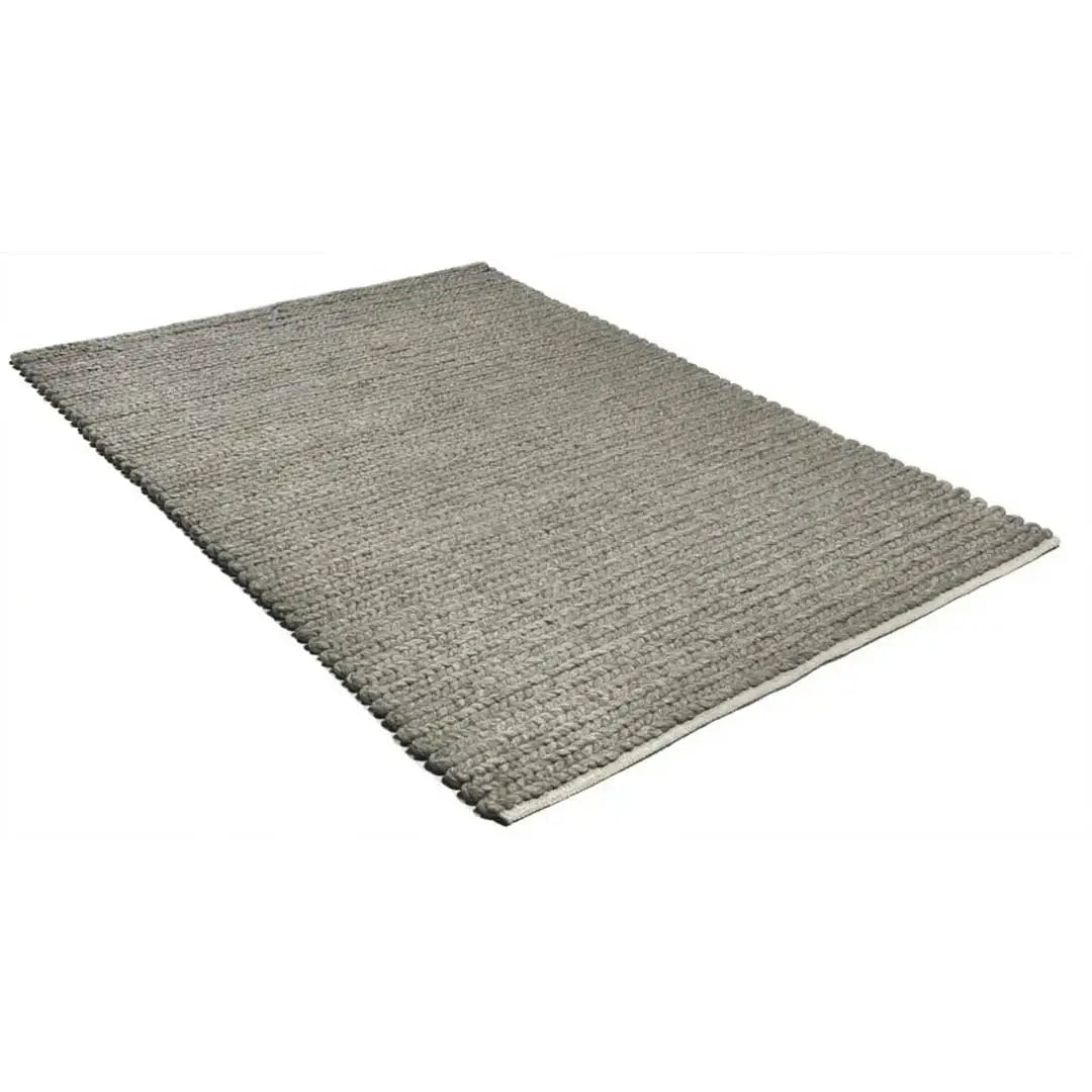 Diagonaal aanzicht van het vloerkleed HAYLOR in de kleur Grijs, gemaakt van 100% Wol.