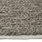 Zijkant detail aanzicht van het vloerkleed HAYLOR in de kleur Grijs, gemaakt van 100% Wol.