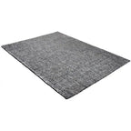Diagonaal aanzicht van het vloerkleed HUXLEY in de kleur Denim Blauw, gemaakt van Wol en Viscose mix.