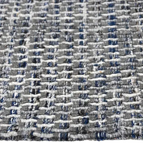 Zijkant detail aanzicht van het vloerkleed HUXLEY in de kleur Denim Blauw, gemaakt van Wol en Viscose mix.