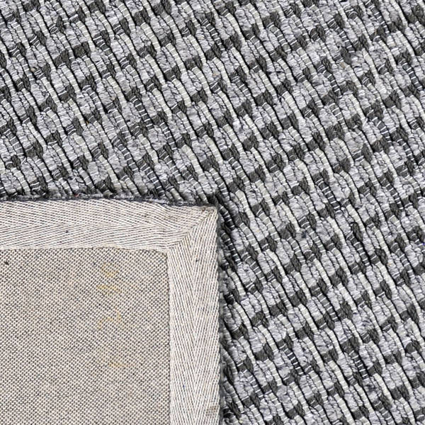Achterkant hoek aanzicht van het vloerkleed HUXLEY in de kleur Zilver, gemaakt van Wol en Viscose mix.