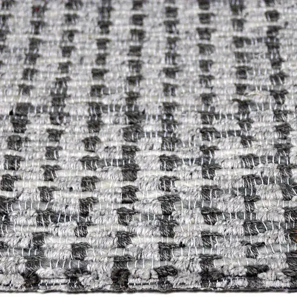Zijkant detail aanzicht van het vloerkleed HUXLEY in de kleur Zilver, gemaakt van Wol en Viscose mix.