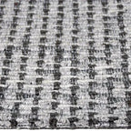 Zijkant detail aanzicht van het vloerkleed HUXLEY in de kleur Zilver, gemaakt van Wol en Viscose mix.