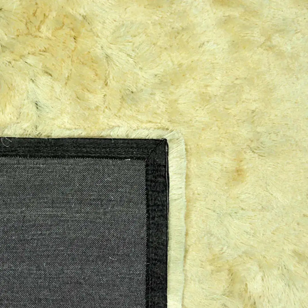 Achterkant hoek aanzicht van het vloerkleed INDIRA in de kleur Cream, gemaakt van Polyester.
