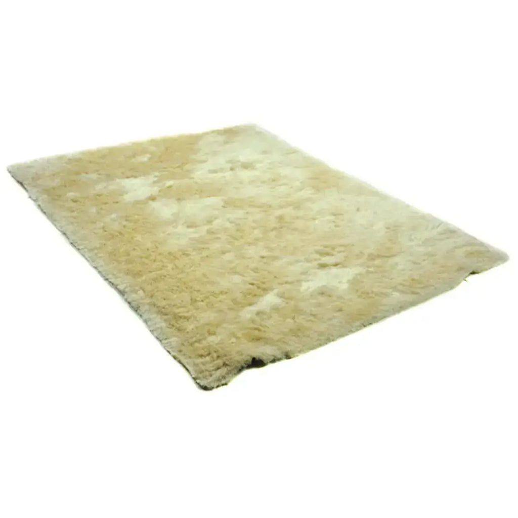 Diagonaal aanzicht van het vloerkleed INDIRA in de kleur Cream, gemaakt van Polyester.