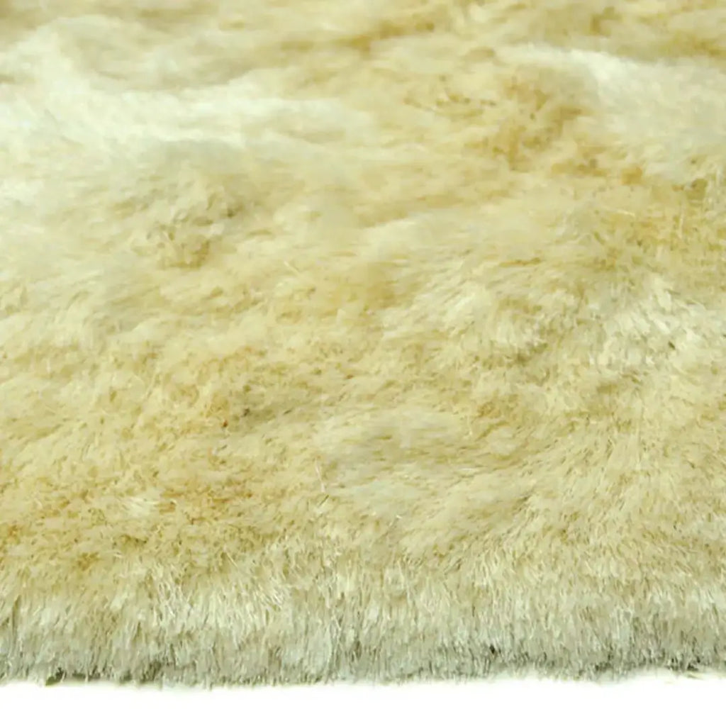 Zijkant detail aanzicht van het vloerkleed INDIRA in de kleur Cream, gemaakt van Polyester.
