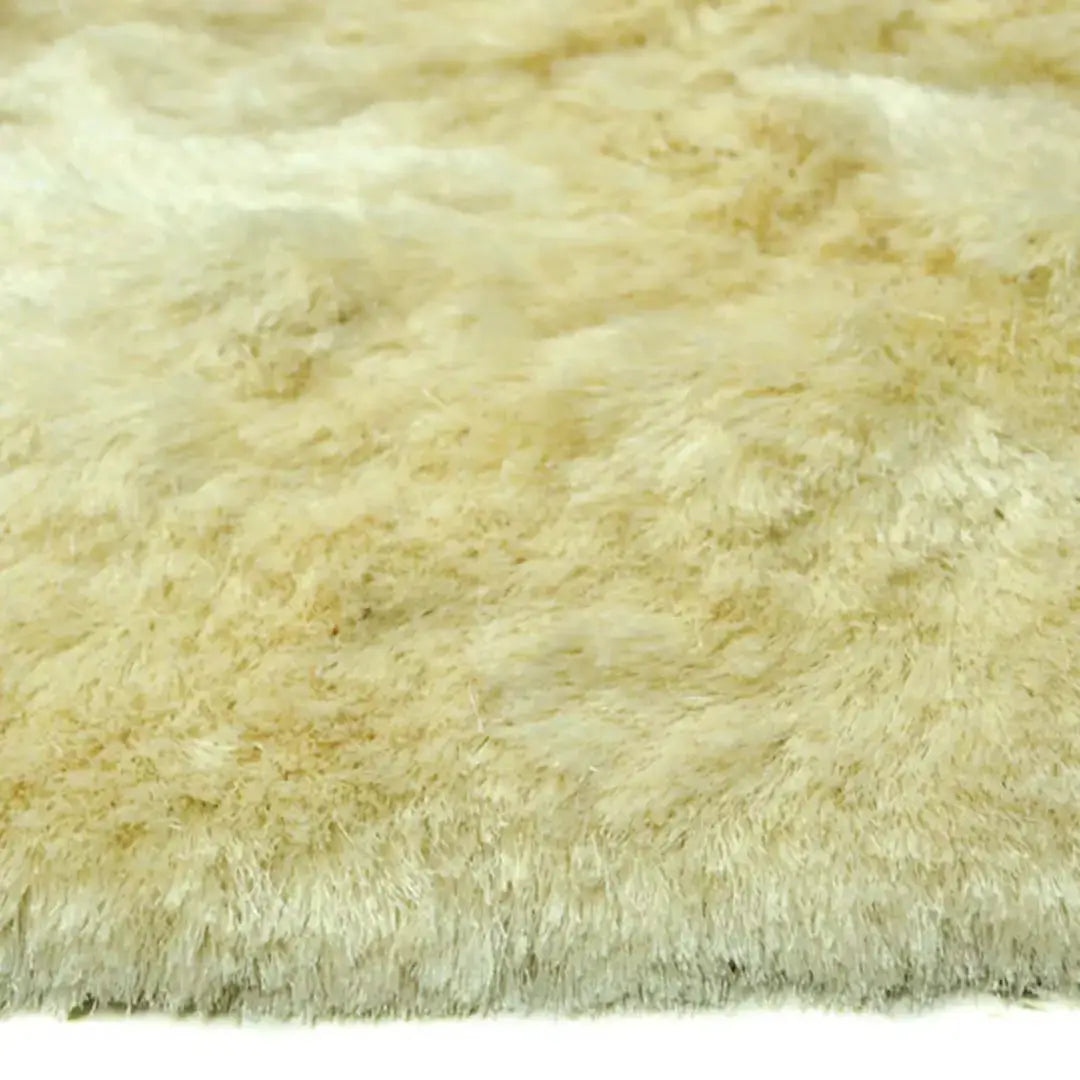 Zijkant detail aanzicht van het vloerkleed INDIRA in de kleur Cream, gemaakt van Polyester.