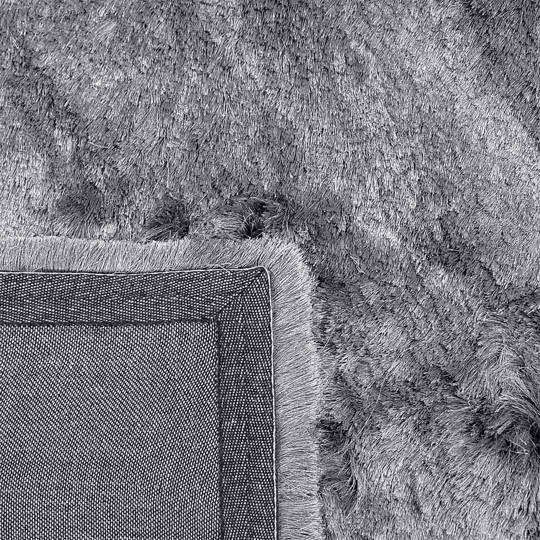 Achterkant hoek aanzicht van het vloerkleed INDIRA in de kleur Grijs, gemaakt van Polyester.