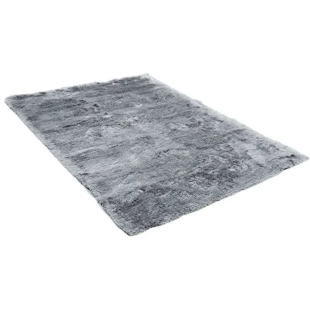Diagonaal aanzicht van het vloerkleed INDIRA in de kleur Grijs, gemaakt van Polyester.