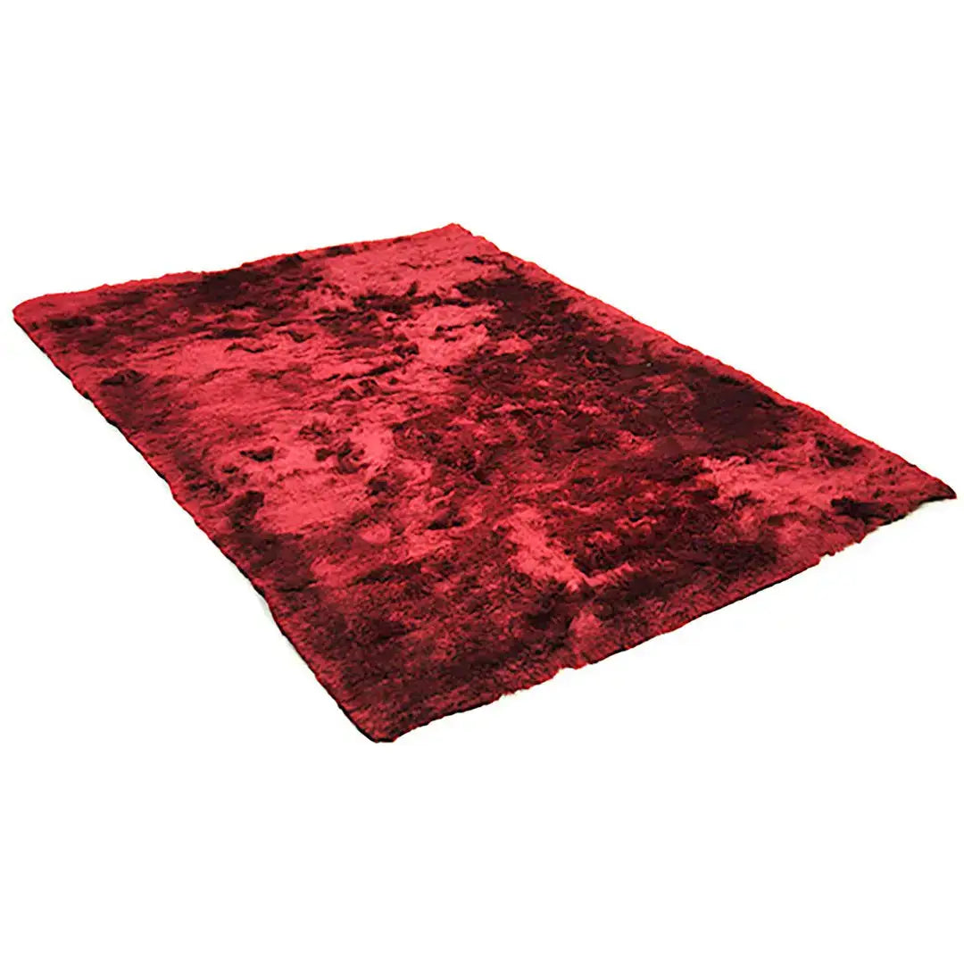 Diagonaal aanzicht van het vloerkleed INDIRA in de kleur Rood, gemaakt van Polyester.