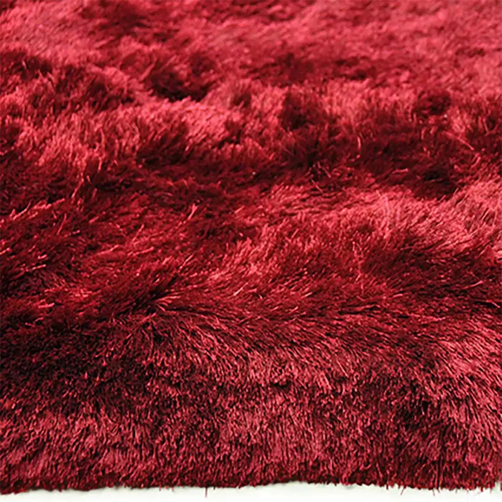 Zijkant detail aanzicht van het vloerkleed INDIRA in de kleur Rood, gemaakt van Polyester.