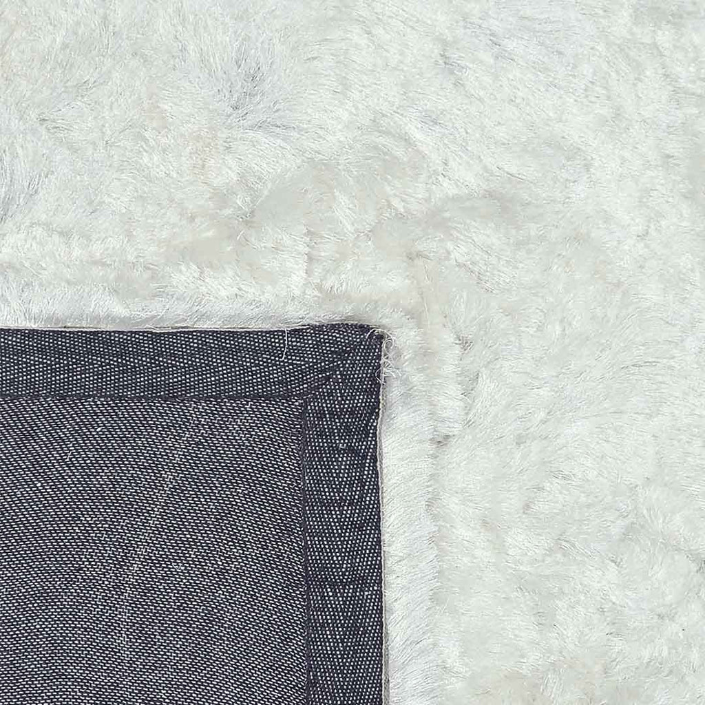 Achterkant hoek aanzicht van het vloerkleed INDIRA in de kleur Wit, gemaakt van Polyester.