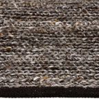 Zijkant detail aanzicht van het vloerkleed LARETH in de kleur Bruin, gemaakt van Wol mix.