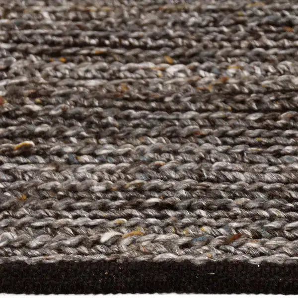 Zijkant detail aanzicht van het vloerkleed LARETH in de kleur Bruin, gemaakt van Wol mix.