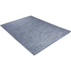 Diagonaal aanzicht van het vloerkleed LYDEN in de kleur Blauw, gemaakt van Katoen.