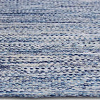 Zijkant detail aanzicht van het vloerkleed LYDEN in de kleur Blauw, gemaakt van Katoen.