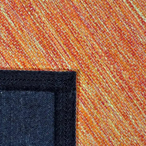 Achterkant hoek aanzicht van het vloerkleed LYDEN in de kleur Oranje, gemaakt van Katoen.