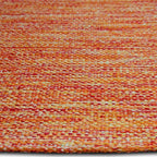 Zijkant detail aanzicht van het vloerkleed LYDEN in de kleur Oranje, gemaakt van Katoen.