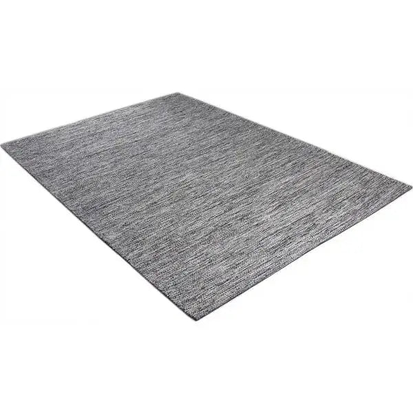 Diagonaal aanzicht van het vloerkleed LYDEN in de kleur Zwart, gemaakt van Katoen.