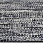 Zijkant detail aanzicht van het vloerkleed LYDEN in de kleur Zwart, gemaakt van Katoen.