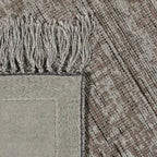 Achterkant hoek aanzicht van het vloerkleed MAREK in de kleur Mauve, gemaakt van Polyester en Nylon mix.