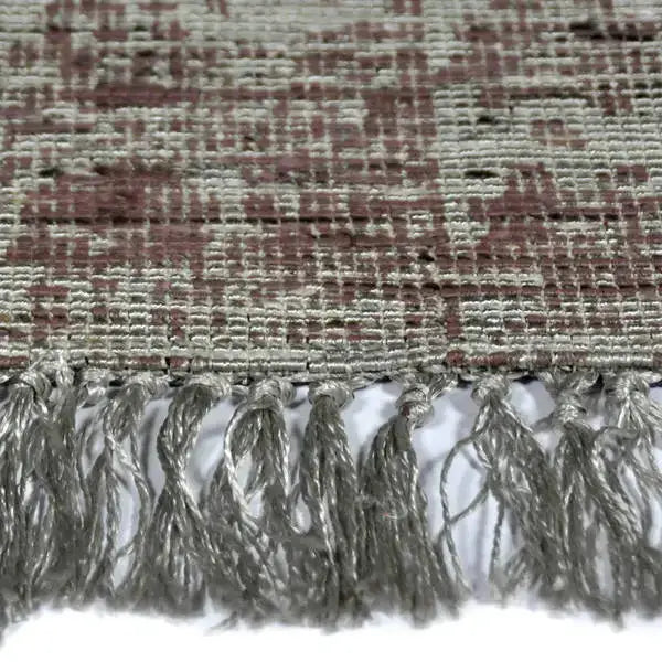 Zijkant detail aanzicht van het vloerkleed MAREK in de kleur Mauve, gemaakt van Polyester en Nylon mix.