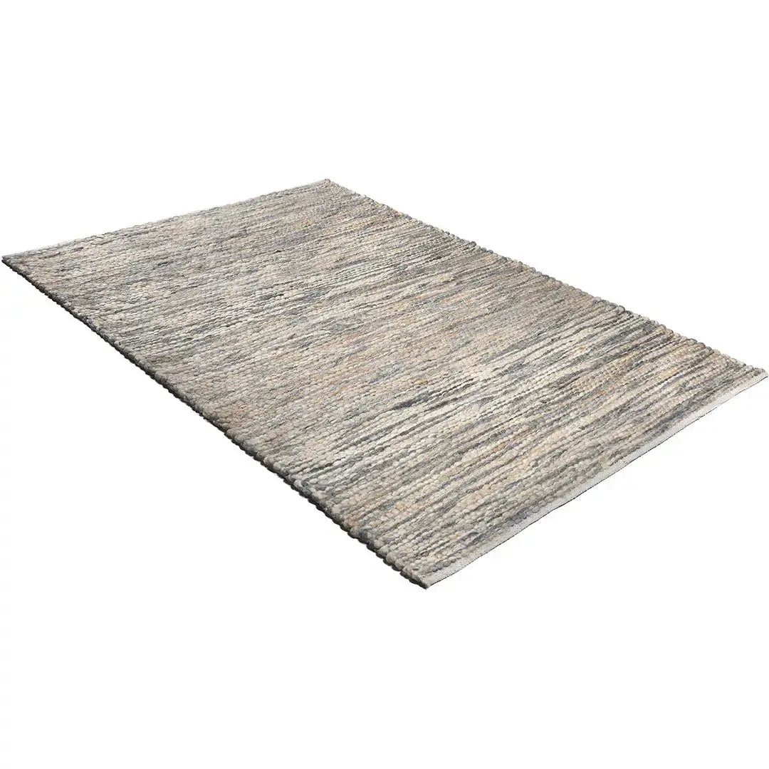 : Diagonaal aanzicht van het vloerkleed MAVIK in de kleuren Grijs / Bruin, gemaakt van 100% Wol.