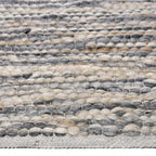 Zijkant detail aanzicht van het vloerkleed MAVIK in de kleuren Grijs / Bruin, gemaakt van 100% Wol.