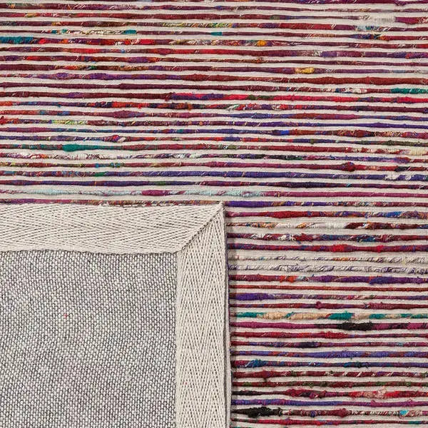 Achterkant hoek aanzicht van het vloerkleed MERRIN in de kleuren Blauw / Rood, gemaakt van Recycled Sari Zijde.