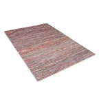 Diagonaal aanzicht van het vloerkleed MERRIN in de kleuren Blauw / Rood, gemaakt van Recycled Sari Zijde.