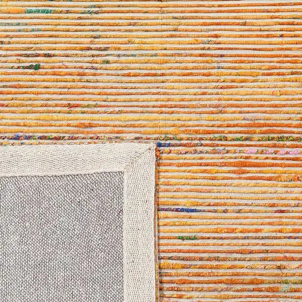 Achterkant hoek aanzicht van het vloerkleed MERRIN in de kleur Oranje, gemaakt van Recycled Sari Zijde.