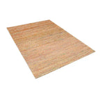 Diagonaal aanzicht van het vloerkleed MERRIN in de kleur Oranje, gemaakt van Recycled Sari Zijde.