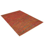Achterkant hoek aanzicht van het vloerkleed MERRIN in de kleuren Rood / Groen, gemaakt van Recycled Sari Zijde.
