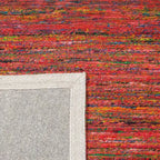 Diagonaal aanzicht van het vloerkleed MERRIN in de kleuren Rood / Groen, gemaakt van Recycled Sari Zijde.