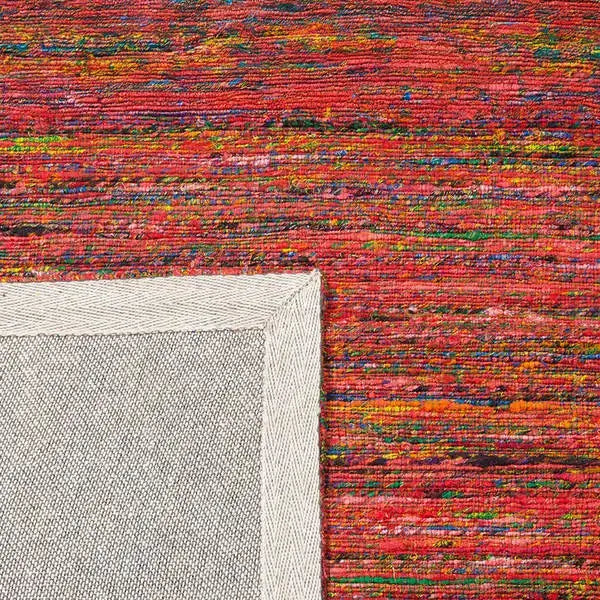 Diagonaal aanzicht van het vloerkleed MERRIN in de kleuren Rood / Groen, gemaakt van Recycled Sari Zijde.