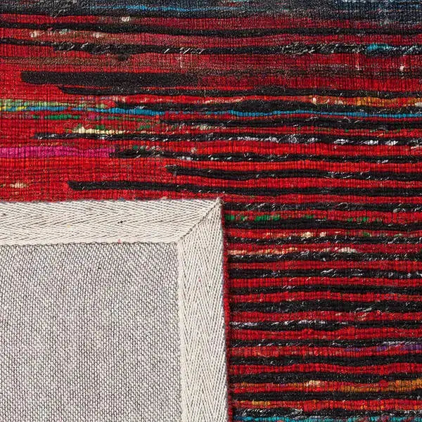 Diagonaal aanzicht van het vloerkleed MERRIN in de kleuren Rood / Zwart, gemaakt van Recycled Sari Zijde.