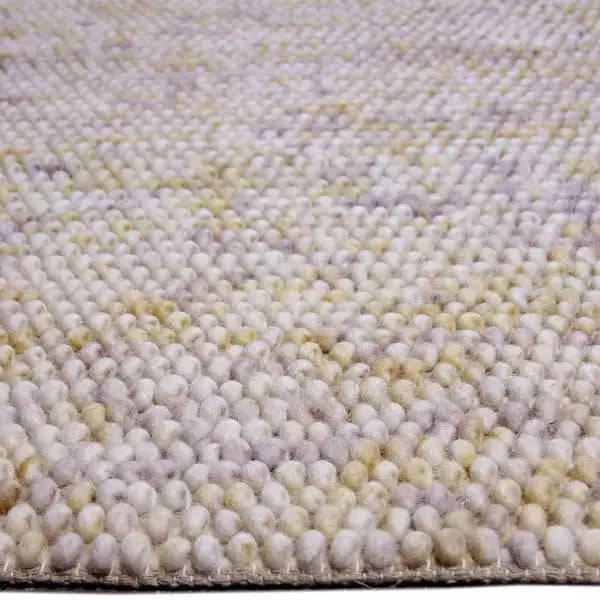 Zijkant detail aanzicht van het vloerkleed MIRANDE in de kleuren Beige / Bruin, gemaakt van 100% wol.