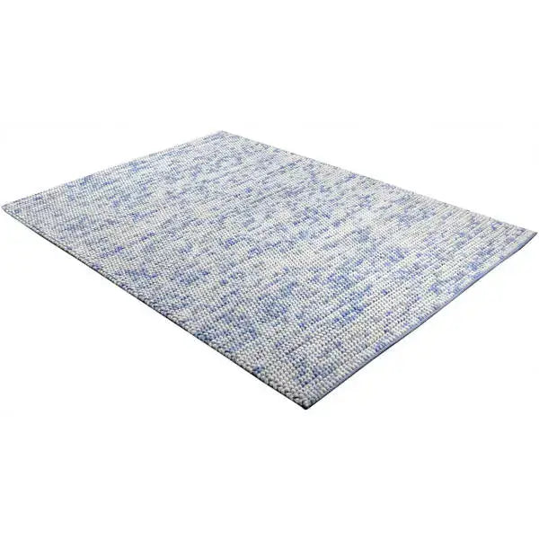 Diagonaal aanzicht van het vloerkleed MIRANDE in de kleuren Licht Blauw / Beige, gemaakt van 100% Wol.