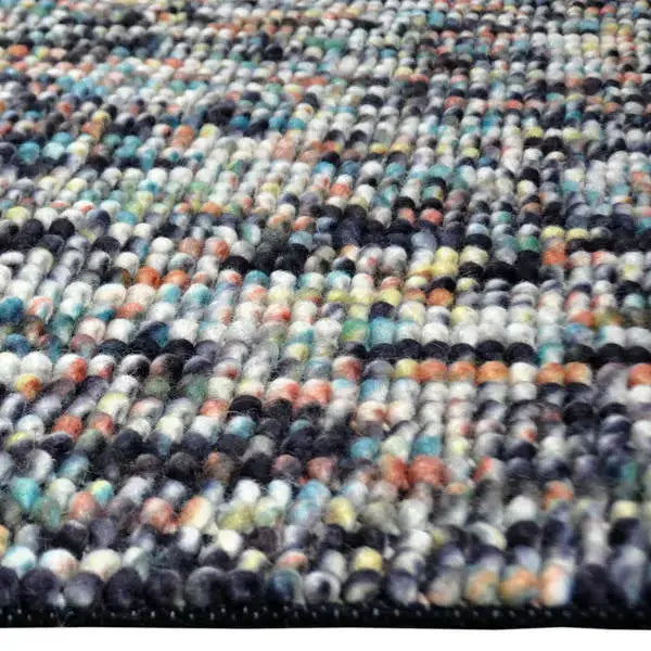 Zijkant detail aanzicht van het vloerkleed MIRANDE in de kleur Multikleurig, gemaakt van 100% Wol.